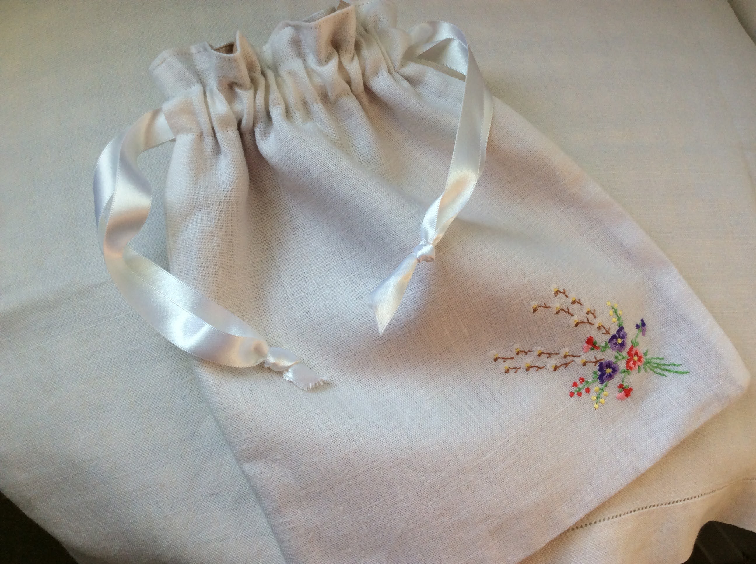 Drawstring Bag - embroidered bouquet