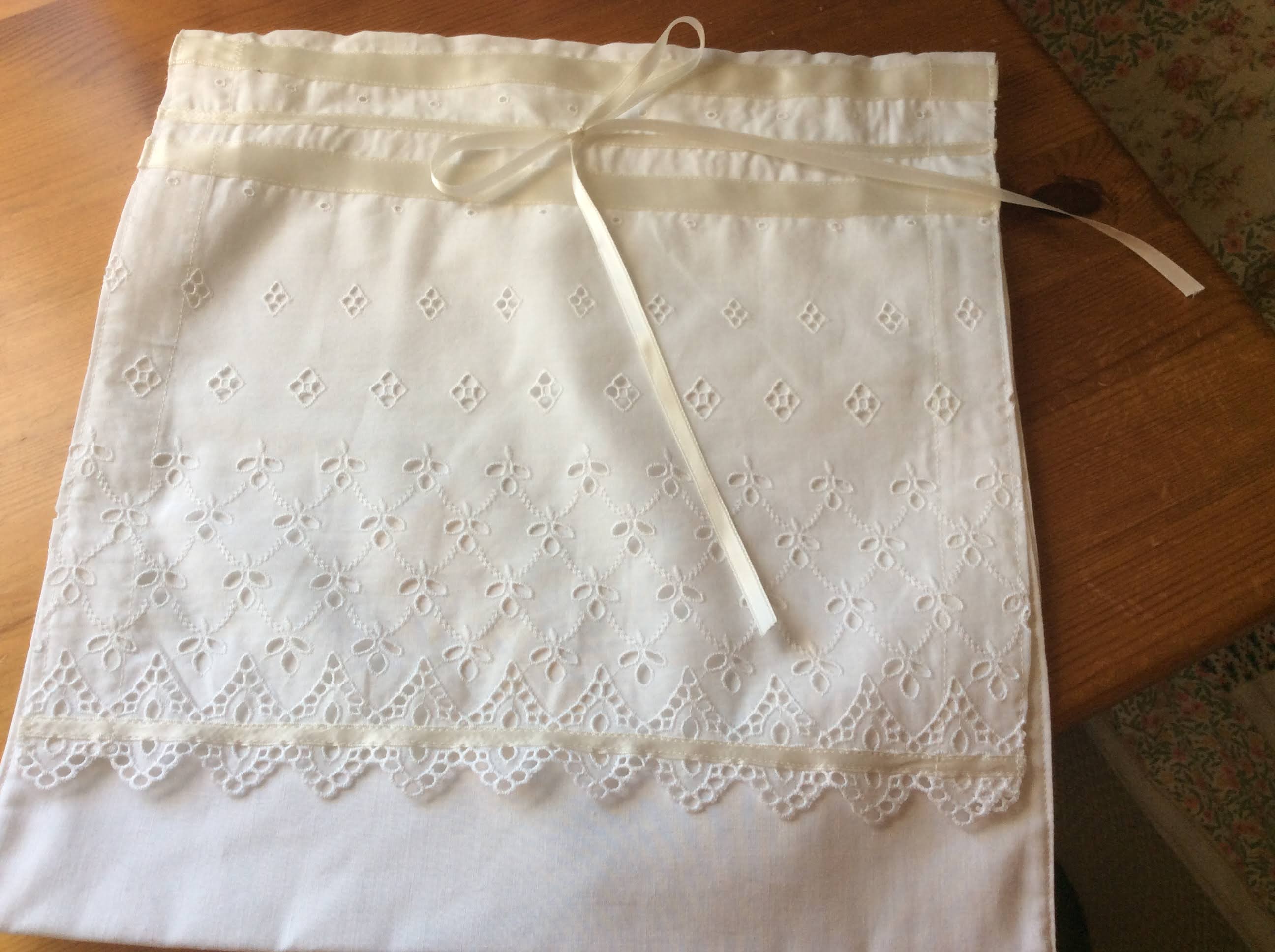 Vintage Pyjama Case - white