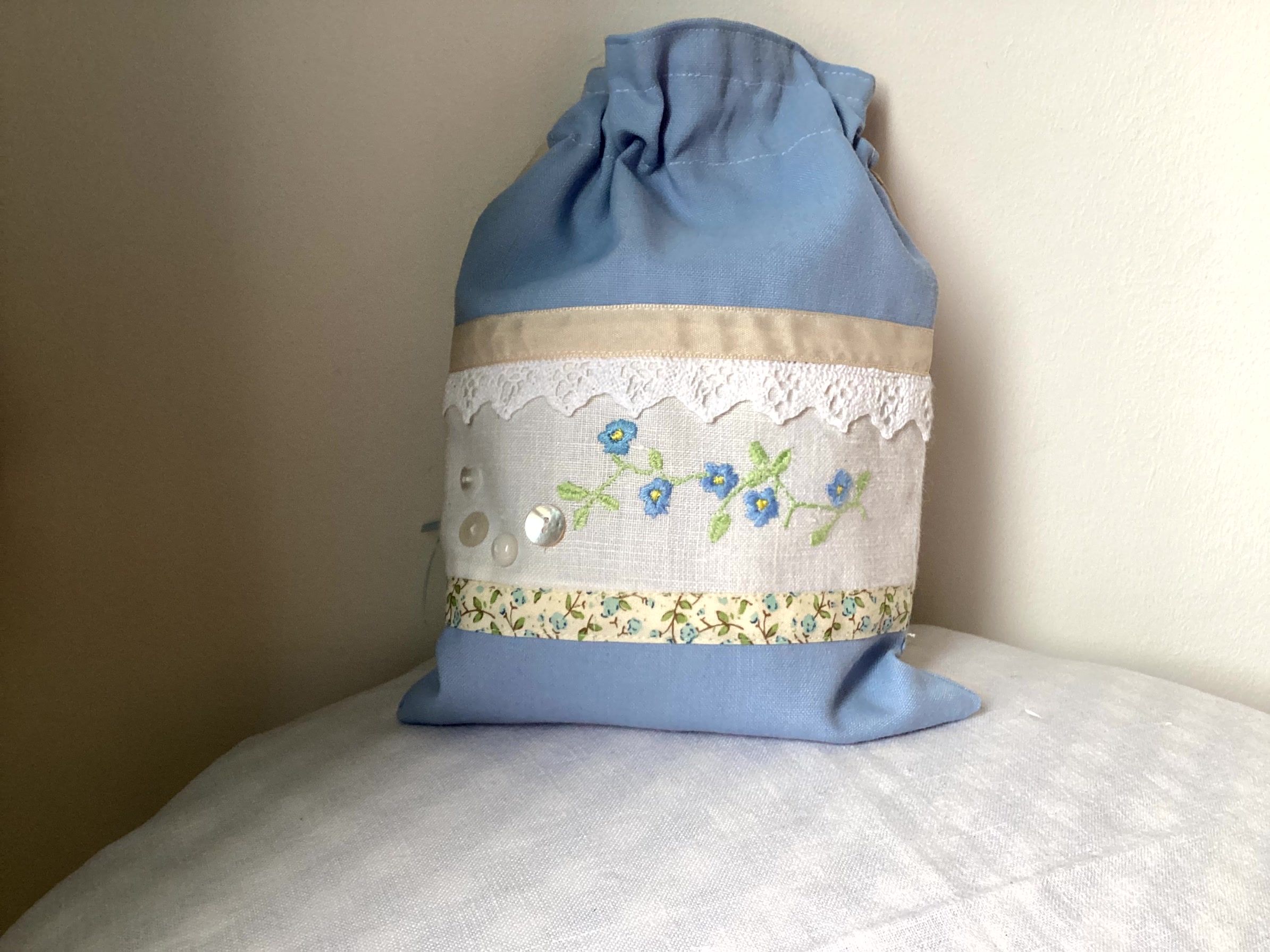 Drawstring Bag - blue with embroidered flowers