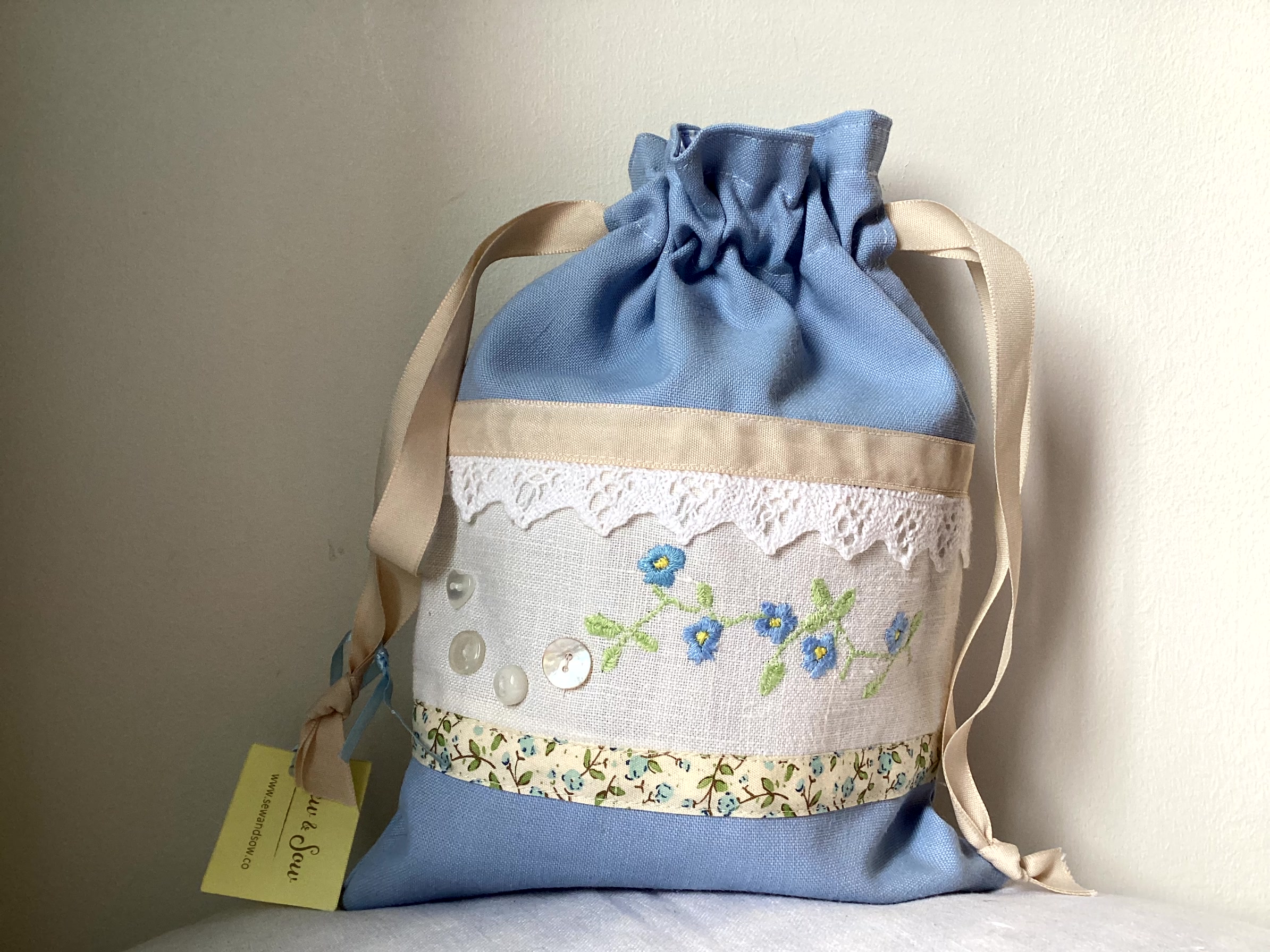 Drawstring Bag - blue with embroidered flowers