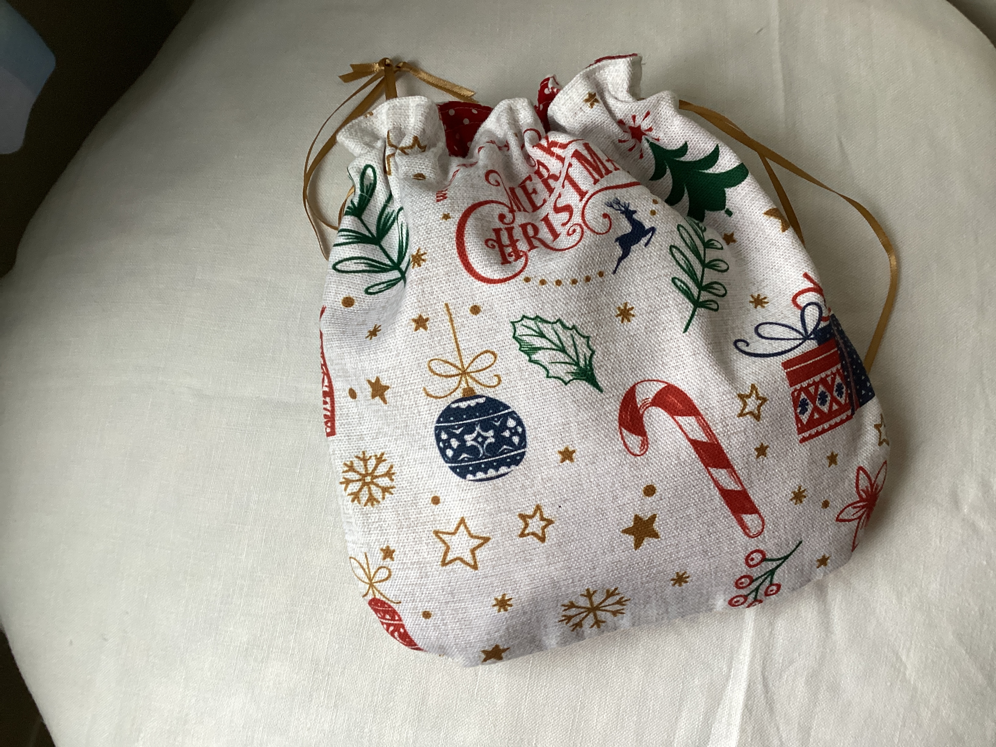 Christmas Gift Bag - white with greetings