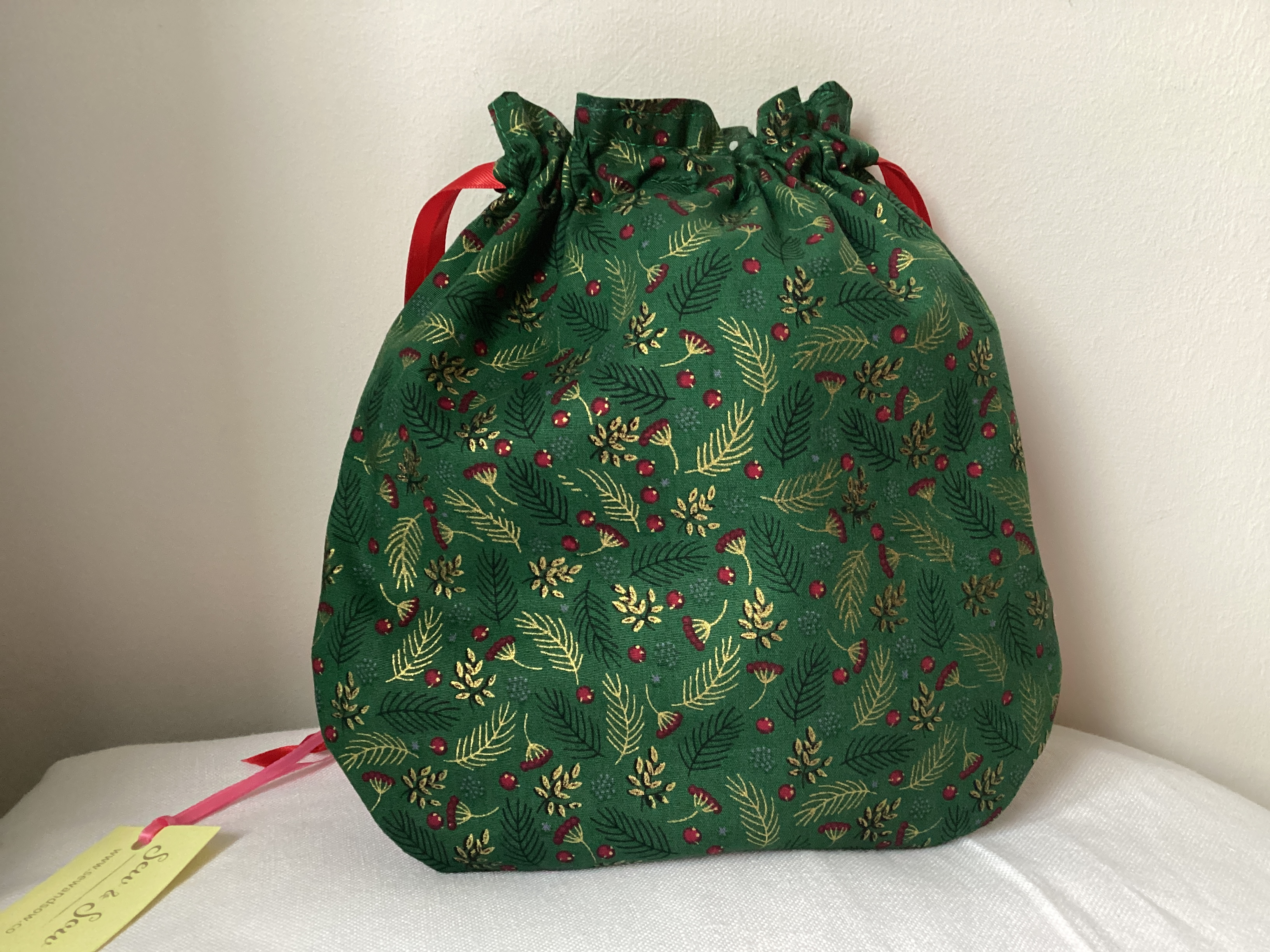 Christmas Gift Bag - green with leaves and berries