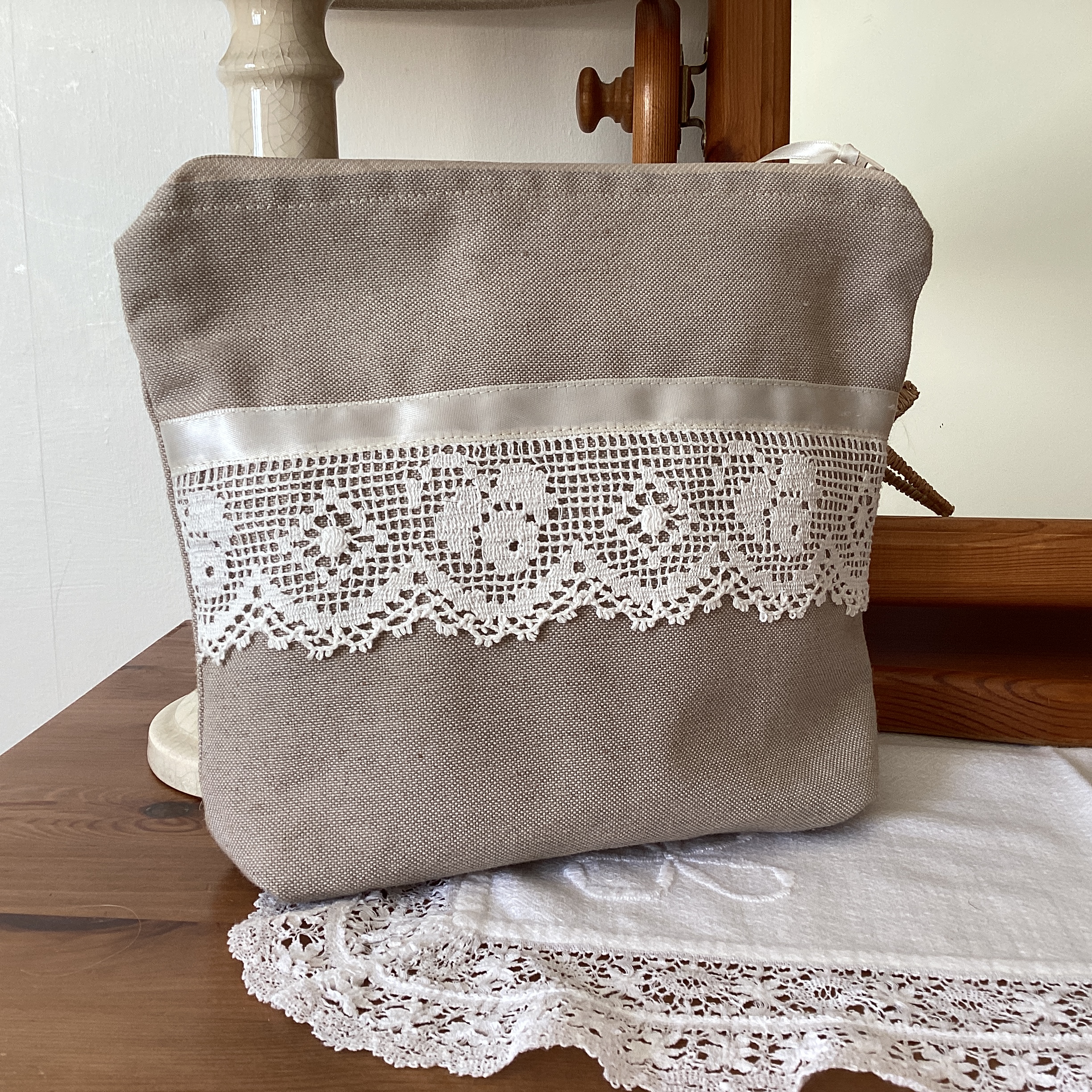 Zipped Pouch - beige and lace