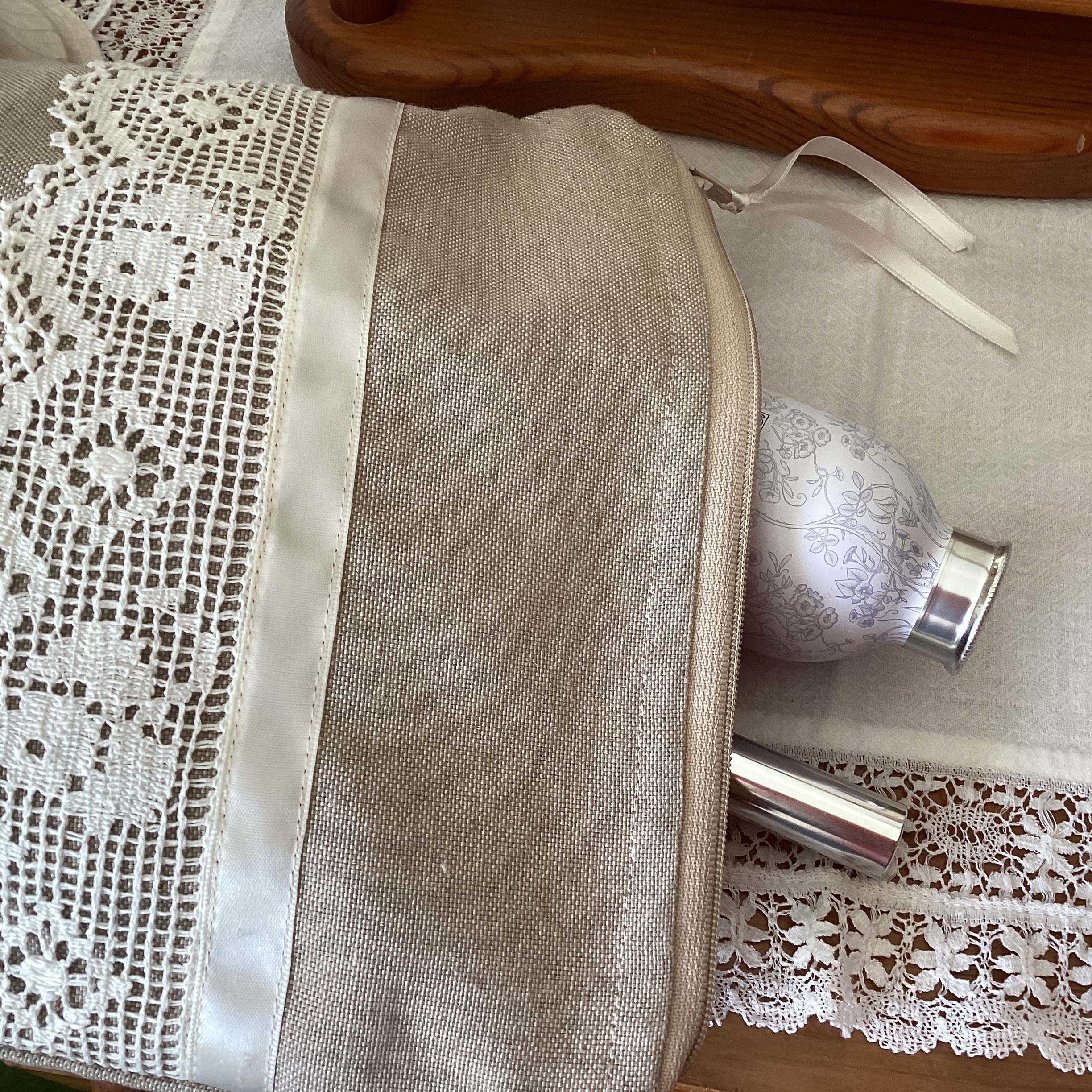 Zipped Pouch - beige and lace