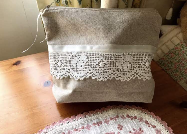 Zipped Purse - beige and lace (blue inside)