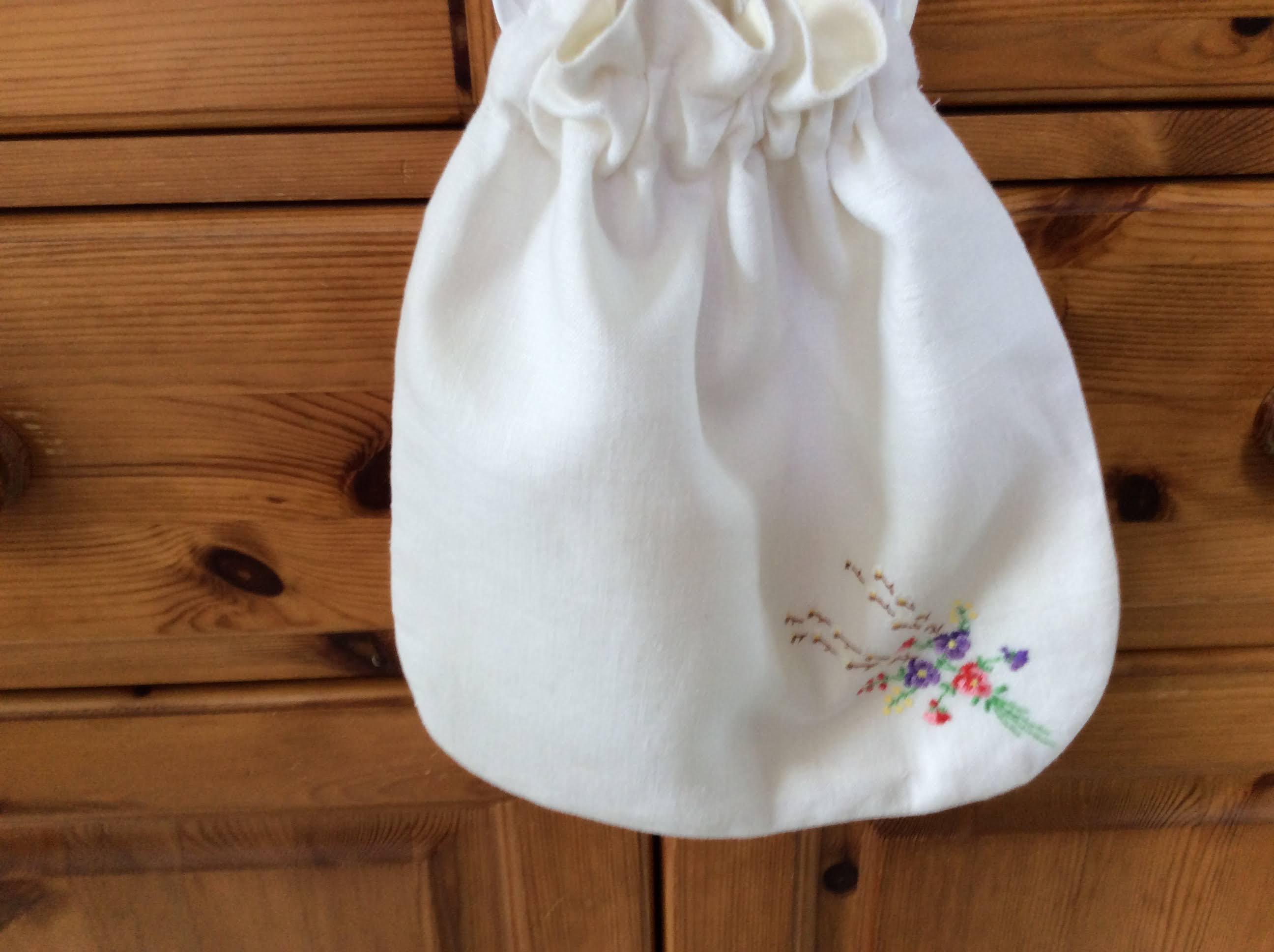 Drawstring Bag - embroidered bouquet
