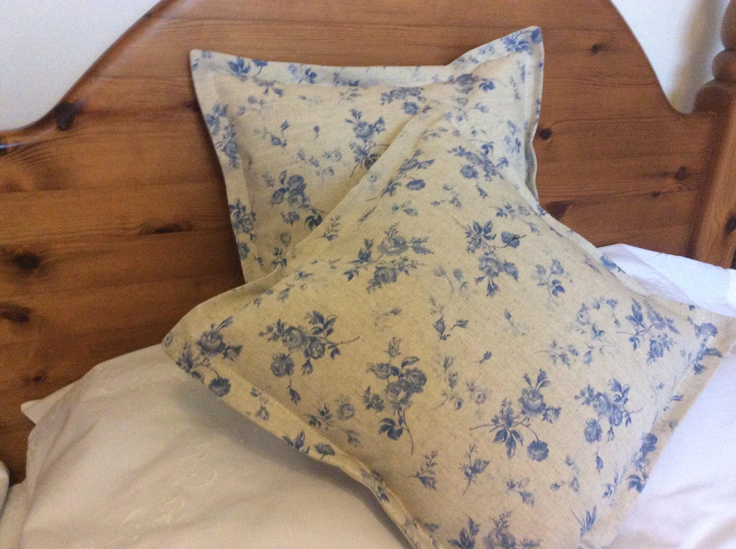 Cushion - linen and blue flowers