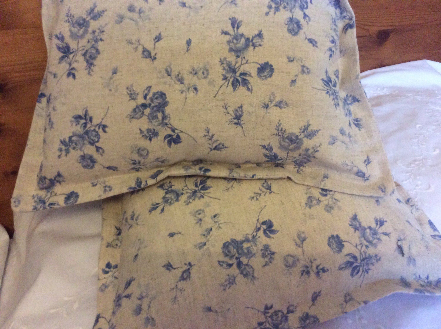 Cushion - linen and blue flowers