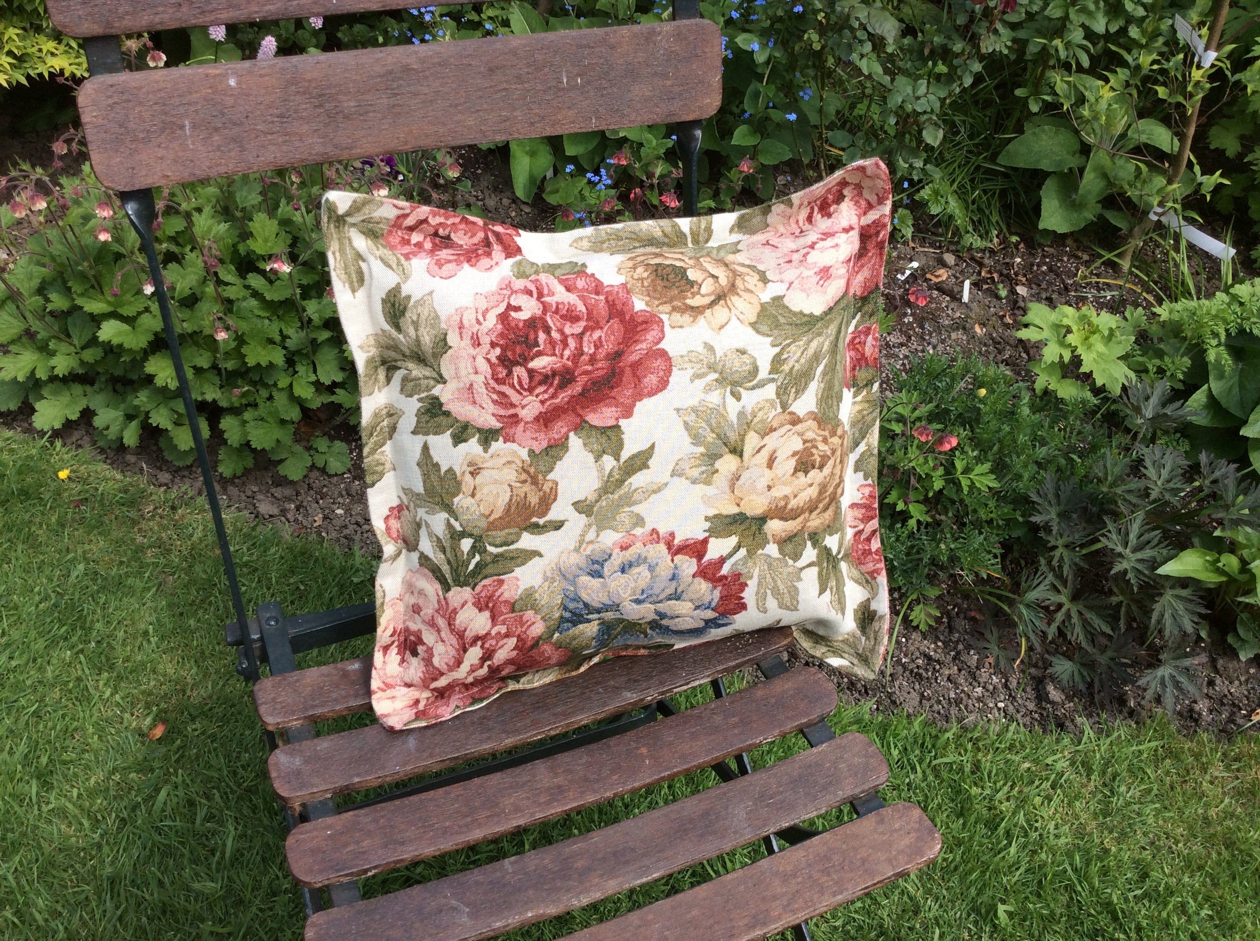 Cushion - large flowers