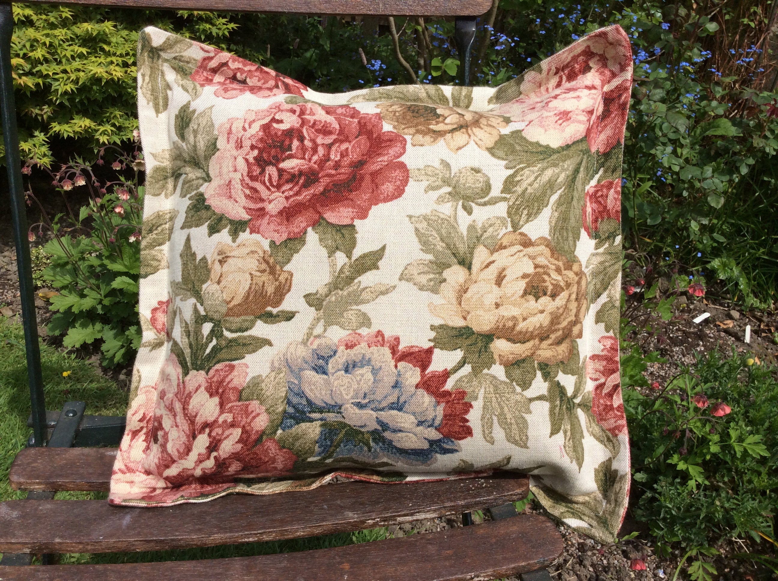 Cushion - large flowers