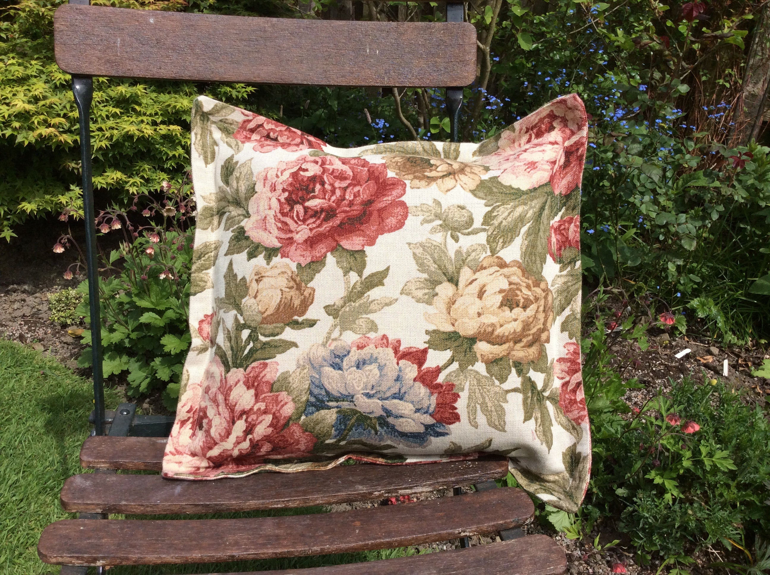 Cushion - large flowers